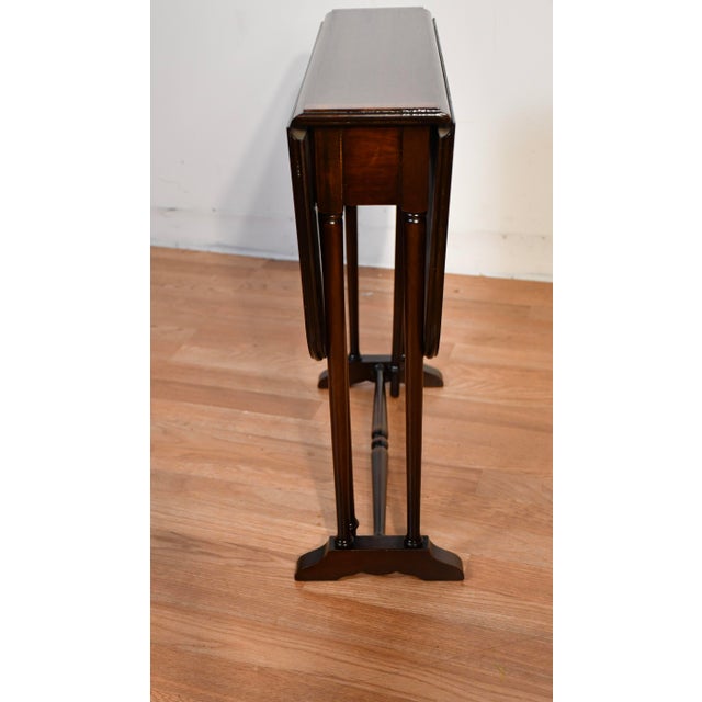 1920s 1920s Antique English Mahogany Banded Satinwood Drop-Leaf Side Table For Sale - Image 5 of 12