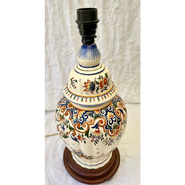 Flower Power! This pretty ceramic table lamp has a ginger jar shaped body sitting on a cherry wood base. Hand painted...