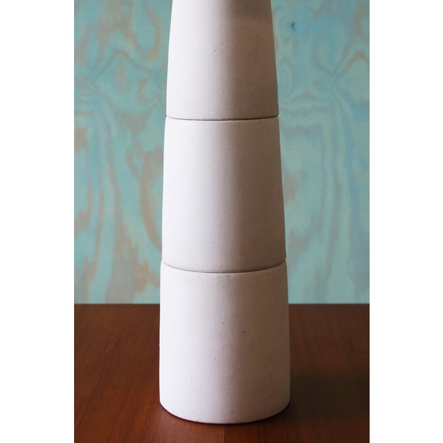 Mid-Century Modern 1960s Gordon and Jane Martz M55 Lamp for Marshall Studios Tall White Sanded Glaze Tootsie Roll For Sale - Image 3 of 8