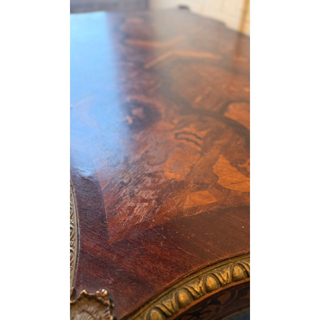 1940s Louis XV Style Inlaid Writing Desk With Ormolu Mounts & Marquetry Top (French Style Bureau Plat) For Sale - Image 16 of 18