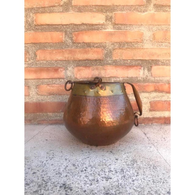 This vintage and patinated copper pot is from the 1970s. This vintage item has no defects, but it may show slight traces...