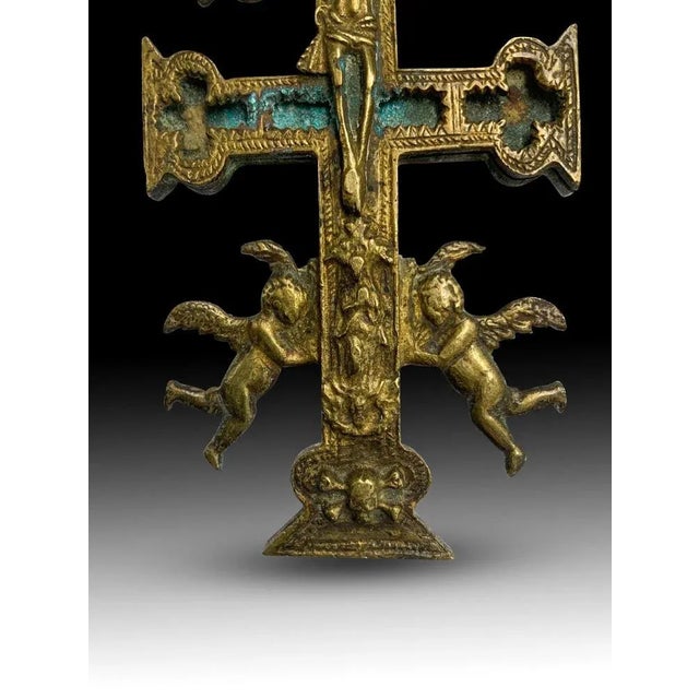 Cross of caravaca XVII century. Very beautiful cross of caravaca made in bronze. 17th Century. Measurements: 15x6 cm. Good...