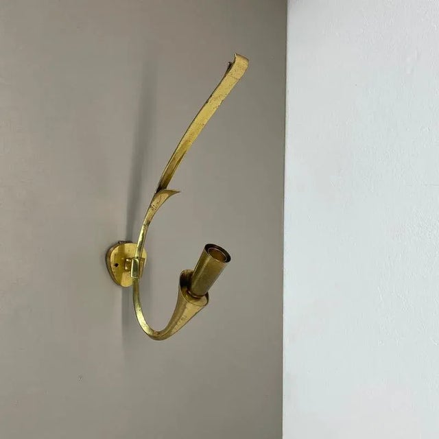 Gio Ponti Minimalist Brass Theatre Wall Light in the style of Stilnovo and Gio Ponti, Italy, 1950s For Sale - Image 4 of 18
