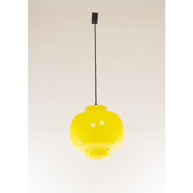 Yellow Model L 63 glass pendant designed in the 1960s by Alessandro Pianon for Venetian glassmaker Vistosi. The glass is...