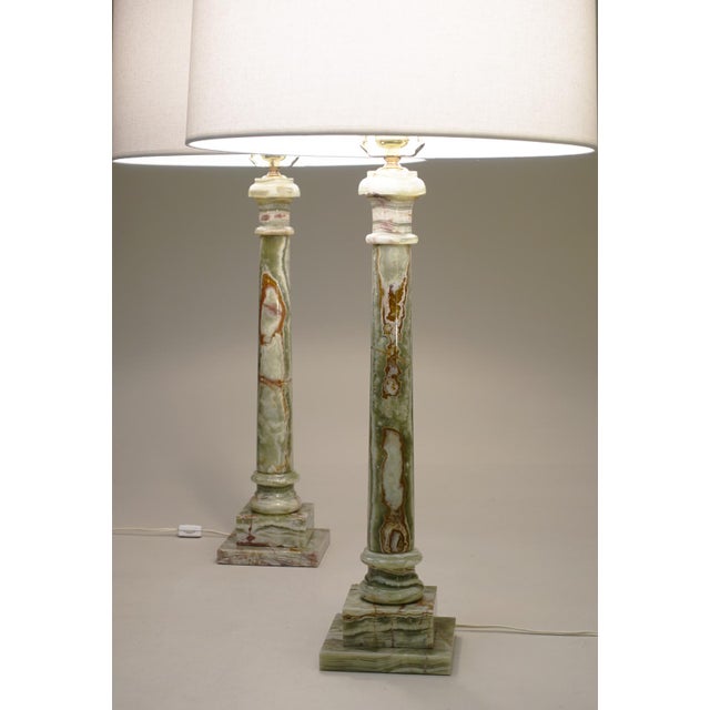 XL Pair Neo Classic Hollywood Regency Modern Green & Rust Onyx Marble Tuscan Style Column Table Lamps 1960's Italy For Sale - Image 4 of 14