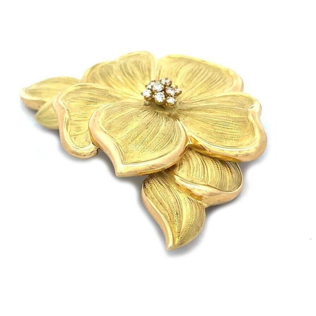 This is an eye-catching large flower brooch, it is crafted from 18k yellow gold featuring 5 petals flower set amongst...