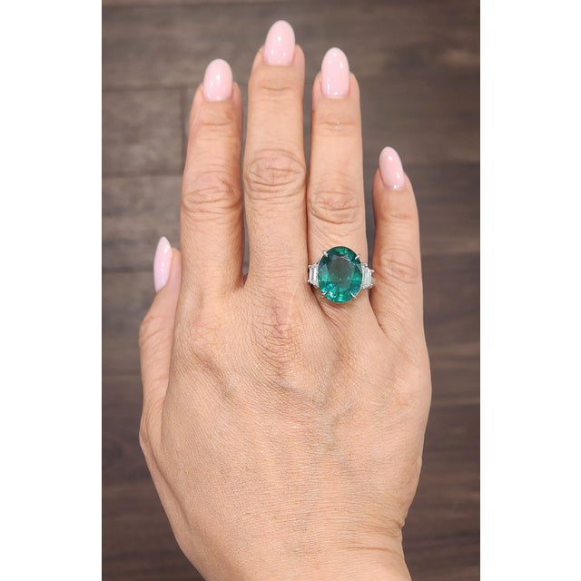 Enhance your collection with this exquisite GIA-certified emerald and diamond cocktail ring, meticulously crafted in...