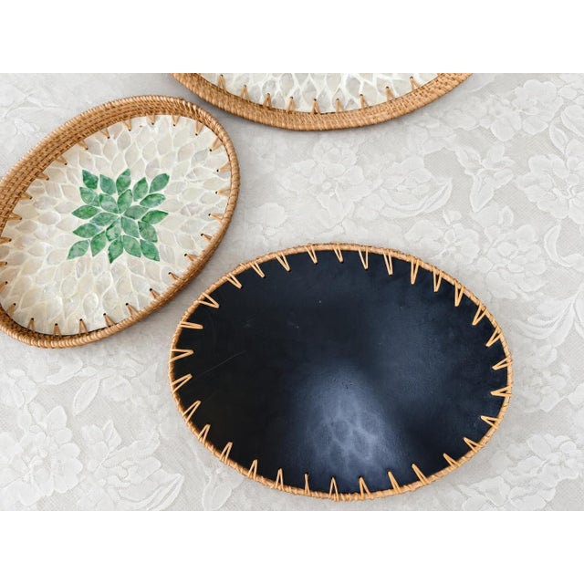 2020s Set of 3 Oval Handmade Rattan Mother of Pearl Inlaid Trays With Green Floral Pattern For Sale - Image 5 of 6