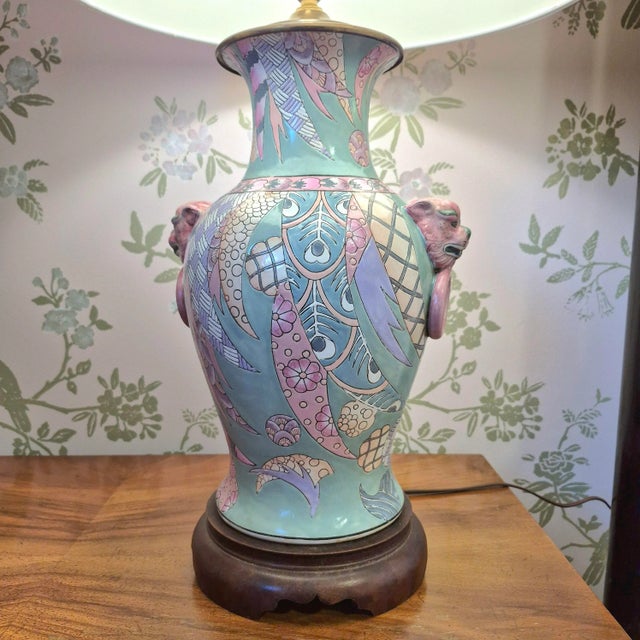 Chinoiserie 1980s Heyward House Pastel Teal & Pink Tobacco Leaf Ceramic Table Lamp W/ Foo Dog Handles Chinoiserie Hollywood Regency Palm Beach For Sale - Image 3 of 14