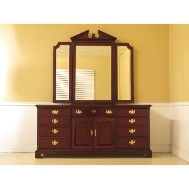 1990s Traditional Thomasville Mahogany Dresser with Tri Fold Mirror