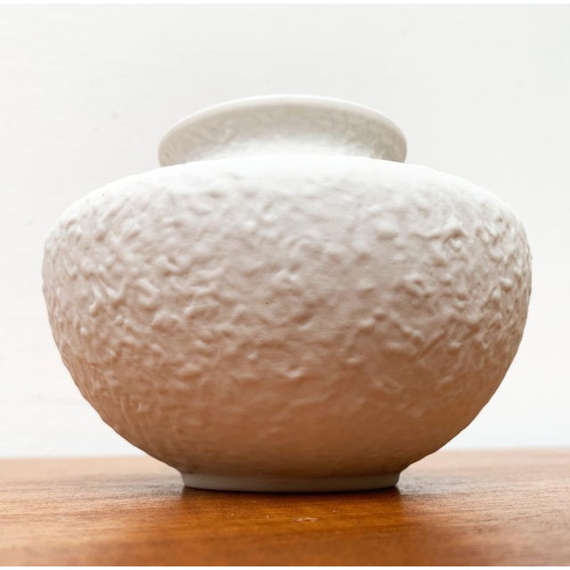 White Mid-Century German Ceramic Vase from Porzellanfabrik Metzler & Ortloff, 1960s For Sale - Image 8 of 17