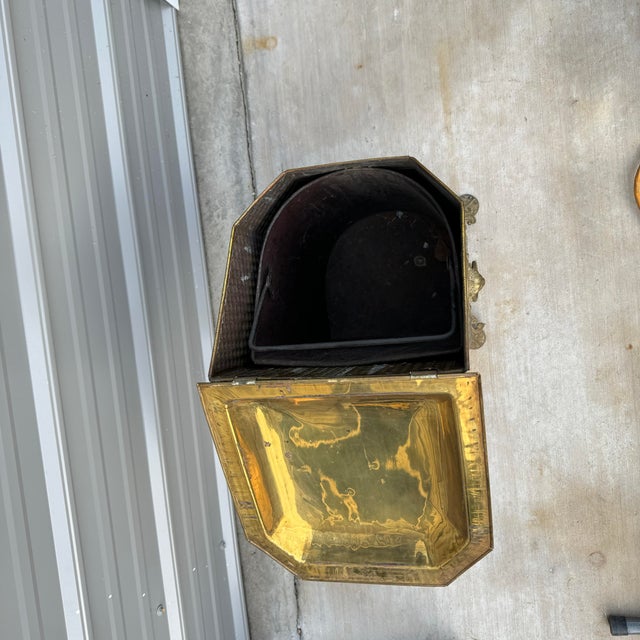 Late 19th Century Antique Brass Coal or Kindling Scuttle With Removable Liner For Sale - Image 5 of 12