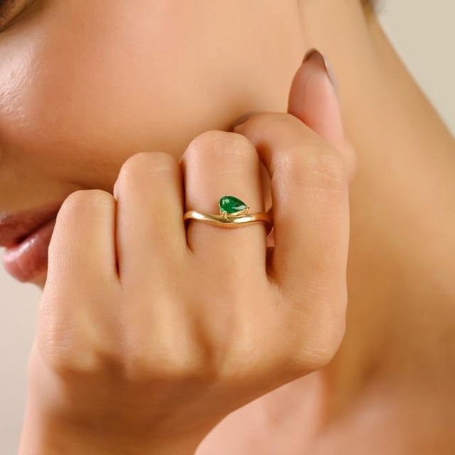 Minimalist 18k Yellow Gold Pear Cut Deep Green Emerald Solitaire Wave Ring Size 5.5 For Sale - Image 4 of 14