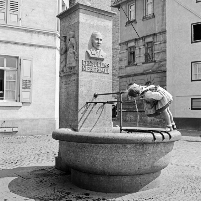 1930s Girl at Ernst Elias Niebergall Fountain Darmstadt, Germany, 1938, Printed 2021 For Sale - Image 5 of 5