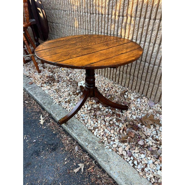 Antique Tiger Oak Duncan Phyfe Style Single Pedestal Round Table. Rich wood grain, circa 19th century to early 20th...