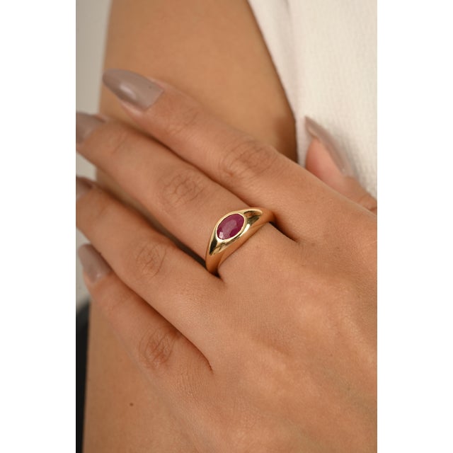 Ruby Red Retro Unisex Solid 14k Yellow Gold Oval Ruby Ring Size 5 For Sale - Image 8 of 15