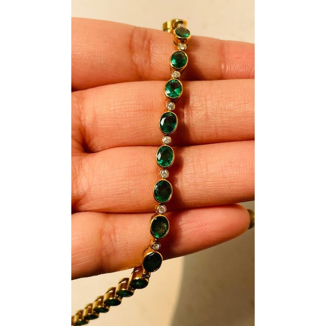 18k Yellow Gold 13.5cts Emerald and Diamond Tennis Bracelet For Sale In New York - Image 6 of 9