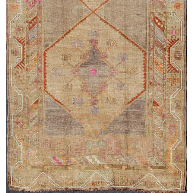 Vintage Oushak rug from Turkey with Tribal Geometric design. Keivan Woven Arts / rug TU-UGU-4807, country of origin /...