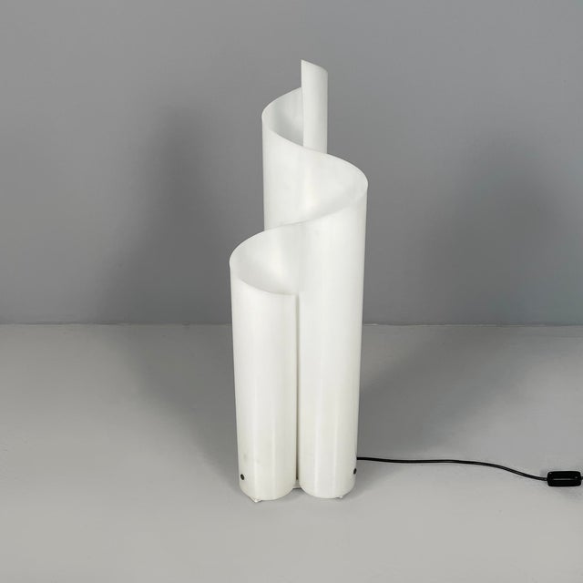 Italian Opaline Acrylic Glass Table Lamp by Vico Magistretti for Artemide, 1970s For Sale - Image 18 of 18