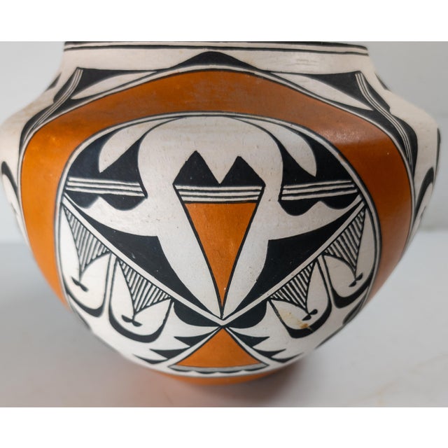Mid-Century Native American Indian Southwest Acoma Pottery Olla by F. Aragon For Sale In New York - Image 6 of 11