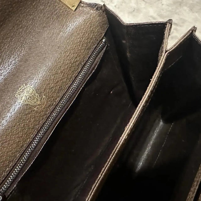 An Elegant 1970s Brown Leather and Brass Hardware Shoulder Bag by Gucci For Sale - Image 13 of 16