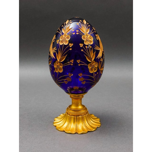 Traditional Mid 20th Century Style of Faberge Cobalt Blue Cut Crystal Gold Gilt Floral Love Birds Egg For Sale - Image 3 of 6