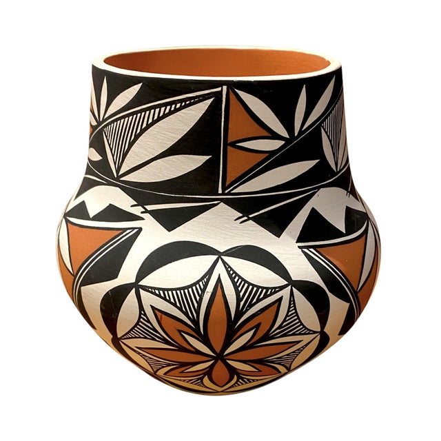 Louise Amos Acoma Pueblo New Mexico Native American Pottery Olla Vase With Heartline Deer Motif, Smithsonian American Indian Museum For Sale - Image 11 of 14