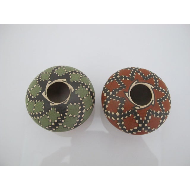 Mexican Miniature Mata Ortiz Chelo Acosta Red & Green Geometric Seed Pot Vase Pair For Sale - Image 3 of 10