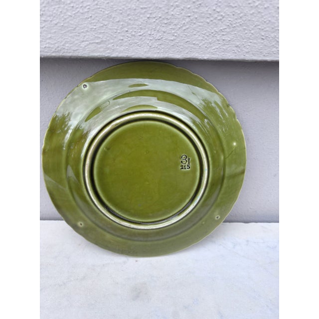 De Sarreguemines 19th Century Green Majolica Bird Plate Sarreguemines For Sale - Image 4 of 4