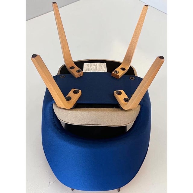 Knoll Saarinen Executive Armchairs – Reproduction With Wood Legs (Set of 2) For Sale - Image 4 of 5