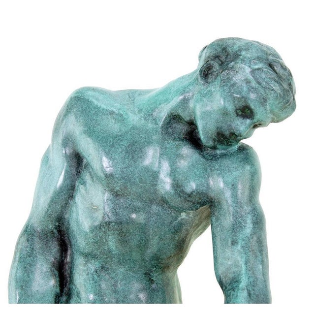 Green patinated bronze figurative statue in the style of Rodin, 20th century. This bronze sculpture represents a standing...