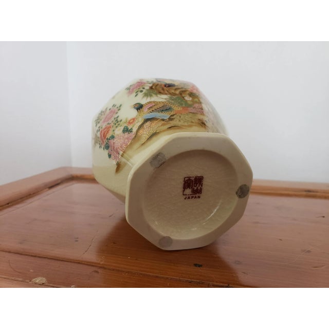 Vintage Japanese Vase With Pheasant Bird Design and Gold Details For Sale In Philadelphia - Image 6 of 7