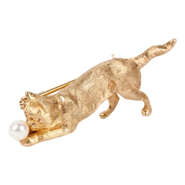 14k Yellow Gold Cat Brooch With 3.9mm Pearl, Late 20th Century For Sale