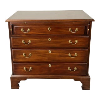 Vintage Henkel Harris Virginia Galleries Four-Drawer Mahogany Bachelor's Chest For Sale