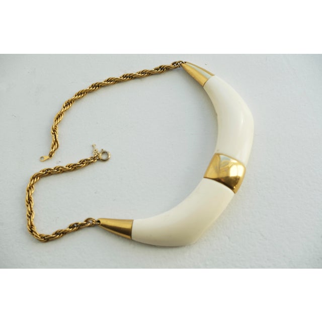 1950s Vintage, 1970s Crown Trifari Resin Double-Horn Statement Choker Necklace, Cream and Gold For Sale - Image 5 of 11