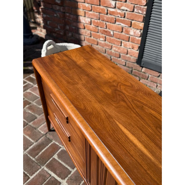 1960s Mid Century Modern Bassett Dresser c.1960’s For Sale - Image 5 of 10