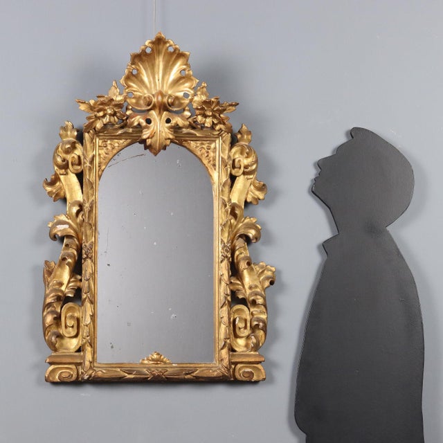 Baroque mirror in carved and gilded wood, dating back to the early 19th century, originating from Italy. The meticulously...