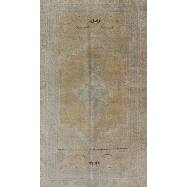 Tribal Vintage Turkish Oushak Rug in Faded Gold and Soft Gray With Subtle Medallion 3′6″ × 5′9″ For Sale - Image 3 of 7