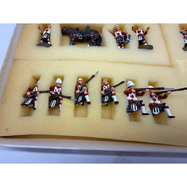 Red 1990s King & Country Seaforths Painted Lead Soldier Set For Sale - Image 8 of 17
