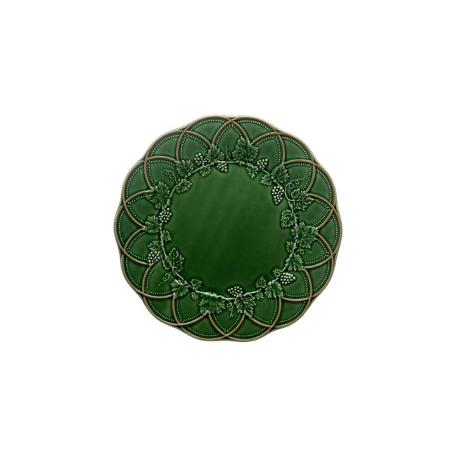 In Woods, animals are displayed in all their magnificence. Surrounded by vegetation and berries, the boar, the deer, the...