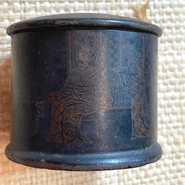 Paper Antique English Chinosierie Papier-Mâché Iaquered Round Box For Sale - Image 7 of 13
