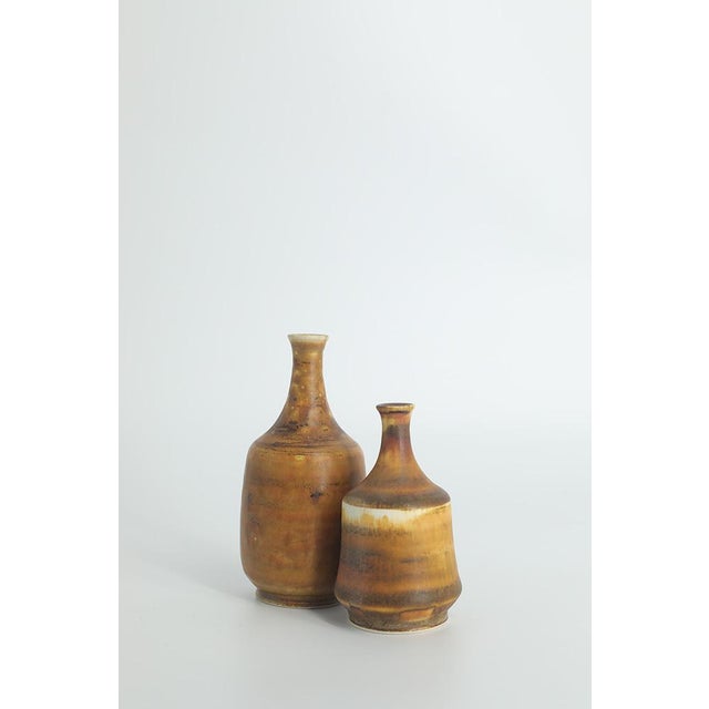 Ceramic Small Mid-Century Scandinavian Modern Collectible Honey Brown Stoneware Vases by Gunnar Borg for Höganäs Ceramics, 1960s, Set of 4 For Sale - Image 7 of 14