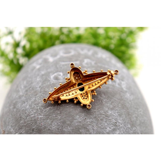 Gold Brooch with Diamond Chips, in Good conditions. Designed 1920 to 1949
