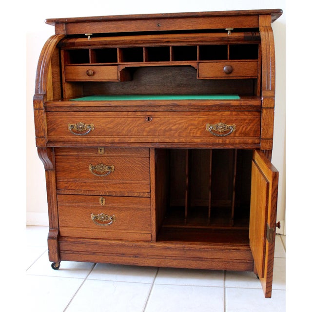 Antique Quarter-Sawn Tiger Oak Roll Top Secretary Desk With Carved Floral Cabinet & Original Key, C. 1900–1915 For Sale - Image 4 of 17