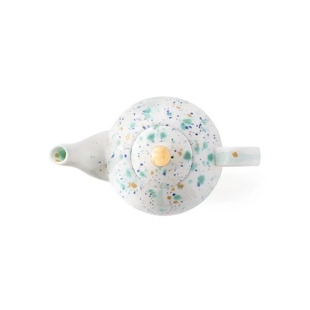 This collection is strongly linked to the oldest tradition of Italian popular ceramics, that splashed by green row spots....