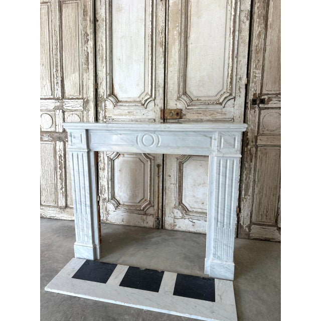 Louis xvi style fireplace in carrara marble, early 20th century. The moldings on the lintel and jambs are recessed. Side...