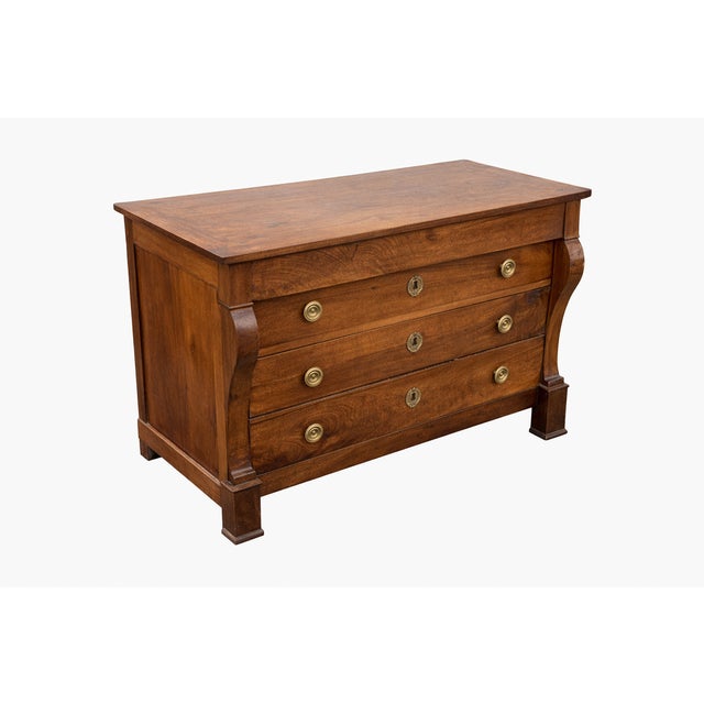 Empire-style commode with a handle in solid walnut. 19th century. Very good condition. Dimensions: Height 90 cm, Width 110...