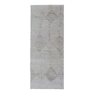 Hand Knotted Neutral Modern Gallery Runner With Tribal Diamond Design in Light Gray For Sale