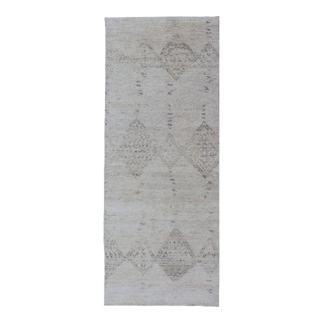 Hand Knotted Neutral Modern Gallery Runner With Tribal Diamond Design in Light Gray For Sale