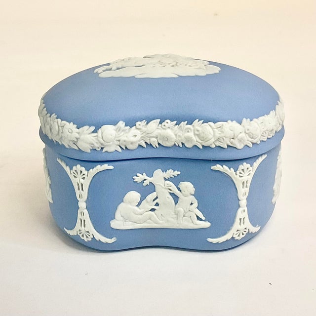 Ceramic 1980s Vintage English Hollywood Regency Wedgwood Blue Trinket Box, Hellenic Greek Images For Sale - Image 7 of 12